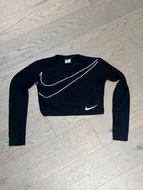 GIRL's Nike Black Long Sleeve Cropped Swoosh Top